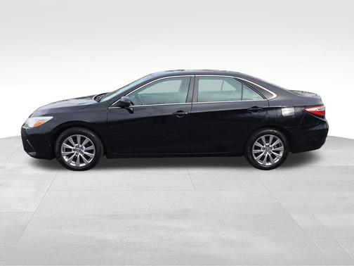 Midnight Black Metallic 2016 Toyota Camry XLE