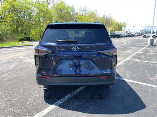 2023 Toyota Sienna LE