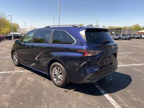 2023 Toyota Sienna LE