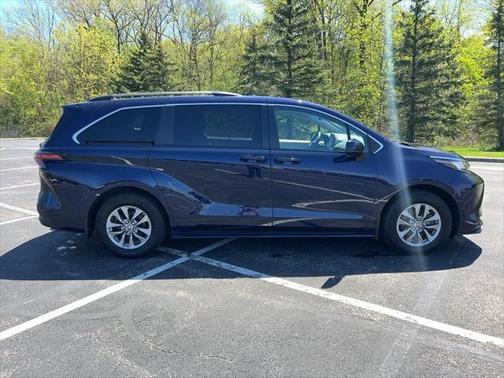 2023 Toyota Sienna LE