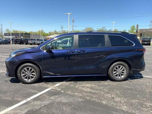 2023 Toyota Sienna LE