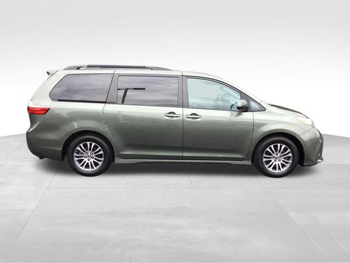 2018 Toyota Sienna XLE