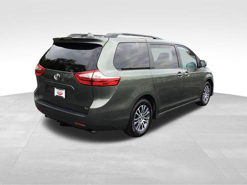 2018 Toyota Sienna XLE