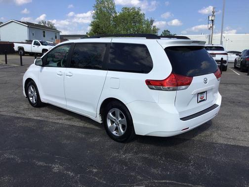 Super White 2013 Toyota Sienna LE
