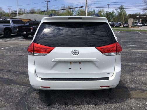 Super White 2013 Toyota Sienna LE