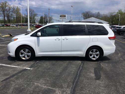 Super White 2013 Toyota Sienna LE
