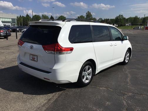 Super White 2013 Toyota Sienna LE