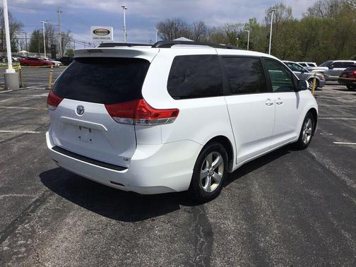 Super White 2013 Toyota Sienna LE