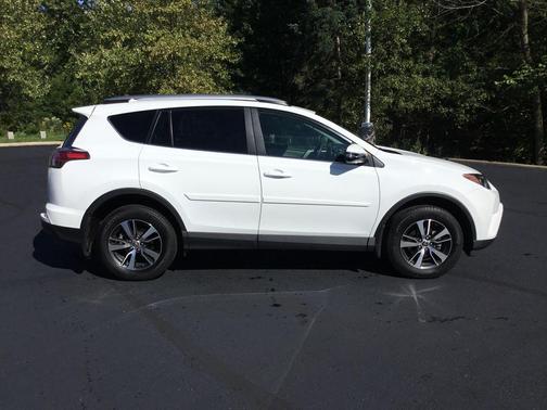 Super White 2017 Toyota RAV4 XLE