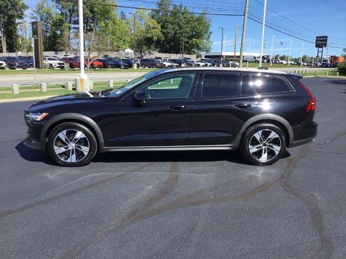 Onyx Black Metallic 2020 Volvo V60 Cross Country T5