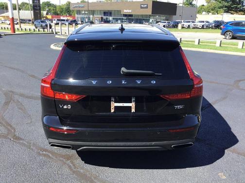 Onyx Black Metallic 2020 Volvo V60 Cross Country T5