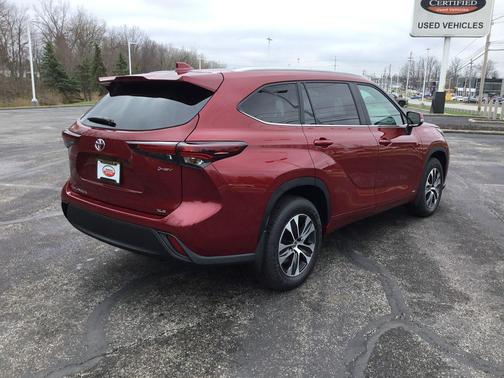 Ruby Flare Pearl 2026 Toyota Highlander Hybrid XLE