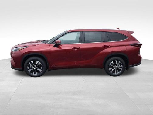 Ruby Flare Pearl 2026 Toyota Highlander Hybrid XLE