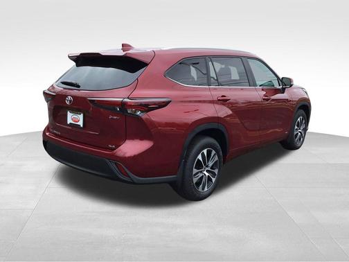 Ruby Flare Pearl 2026 Toyota Highlander Hybrid XLE