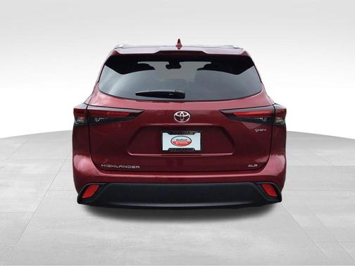 Ruby Flare Pearl 2026 Toyota Highlander Hybrid XLE