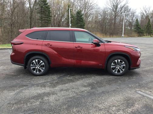 Ruby Flare Pearl 2026 Toyota Highlander Hybrid XLE