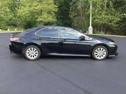 Midnight Black Metallic 2018 Toyota Camry LE