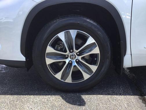 Wind Chill Pearl 2023 Toyota Highlander XLE