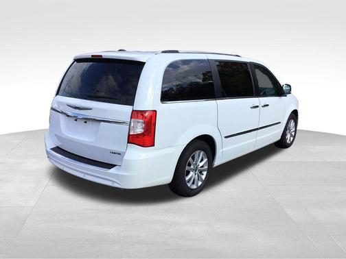 2016 Chrysler Town & Country Limited Platinum