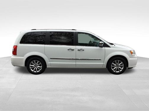 2016 Chrysler Town & Country Limited Platinum