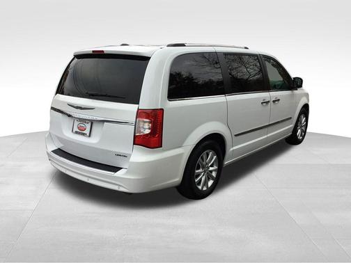 2016 Chrysler Town & Country Limited Platinum