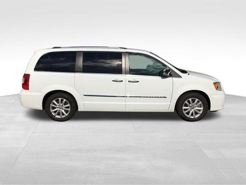 2016 Chrysler Town & Country Limited Platinum