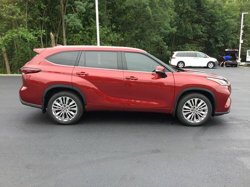 Ruby Flare Pearl 2026 Toyota Highlander Platinum