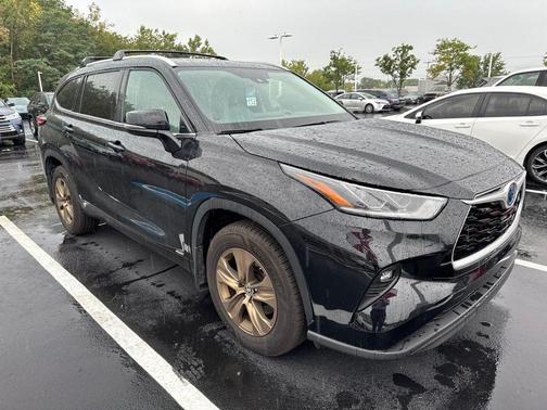 Midnight Black Metallic 2023 Toyota Highlander Hybrid XLE