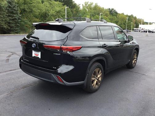 Midnight Black Metallic 2023 Toyota Highlander Hybrid XLE