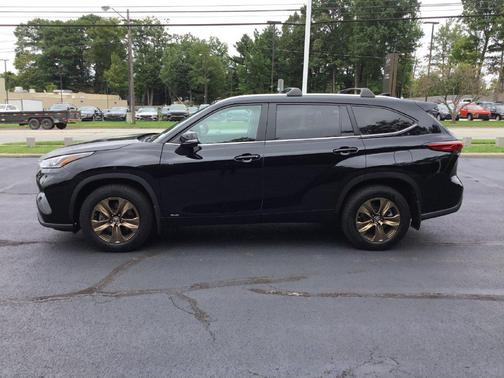 Midnight Black Metallic 2023 Toyota Highlander Hybrid XLE
