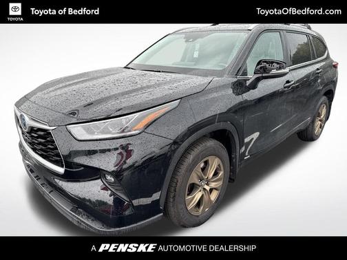Midnight Black Metallic 2023 Toyota Highlander Hybrid XLE