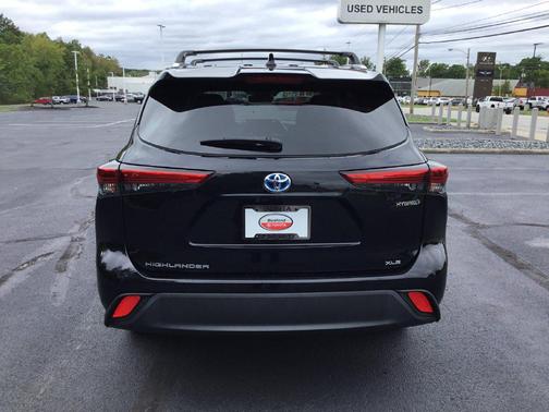 Midnight Black Metallic 2023 Toyota Highlander Hybrid XLE