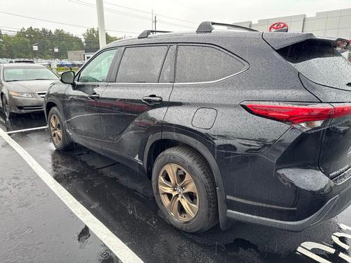 Midnight Black Metallic 2023 Toyota Highlander Hybrid XLE