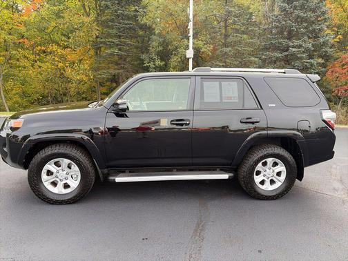 Midnight Black Metallic 2019 Toyota 4Runner SR5 Premium