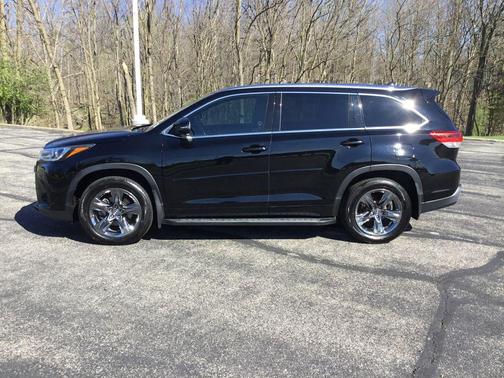 Midnight Black Metallic 2019 Toyota Highlander Limited