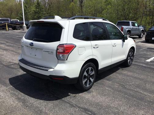 Crystal White Pearl 2017 Subaru Forester 2.5i Premium