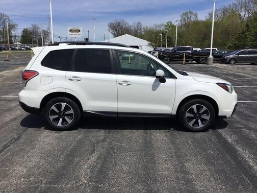 Crystal White Pearl 2017 Subaru Forester 2.5i Premium