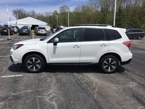 Crystal White Pearl 2017 Subaru Forester 2.5i Premium
