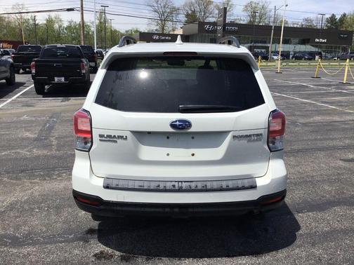 Crystal White Pearl 2017 Subaru Forester 2.5i Premium