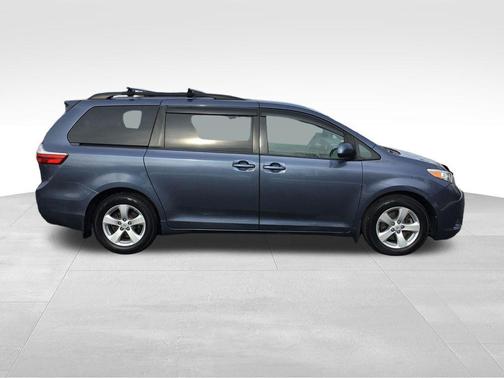 2016 Toyota Sienna LE