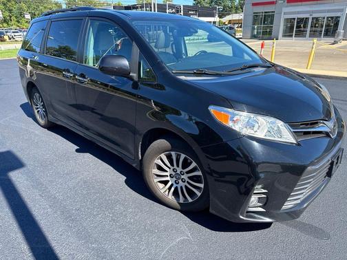 Midnight Black Metallic 2018 Toyota Sienna XLE Premium