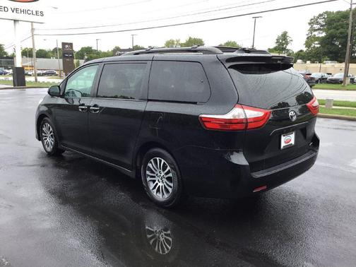 Midnight Black Metallic 2018 Toyota Sienna XLE Premium