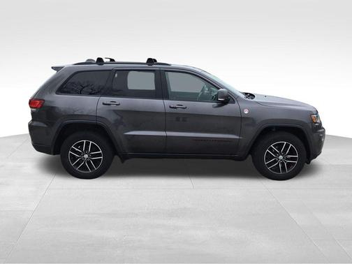 Granite Crystal Metallic Clearcoat 2017 Jeep Grand Cherokee Trailhawk