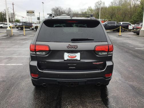 Granite Crystal Metallic Clearcoat 2017 Jeep Grand Cherokee Trailhawk