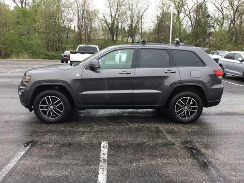 Granite Crystal Metallic Clearcoat 2017 Jeep Grand Cherokee Trailhawk