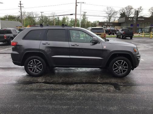 Granite Crystal Metallic Clearcoat 2017 Jeep Grand Cherokee Trailhawk