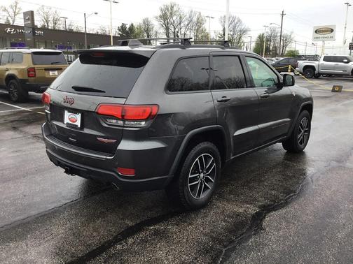 Granite Crystal Metallic Clearcoat 2017 Jeep Grand Cherokee Trailhawk
