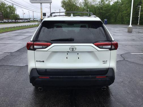 Blizzard Pearl 2021 Toyota RAV4 XLE Premium
