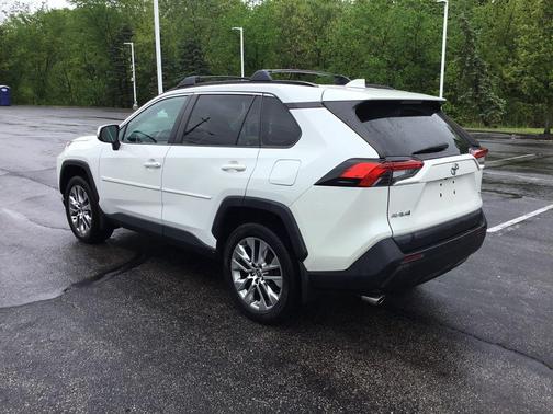 Blizzard Pearl 2021 Toyota RAV4 XLE Premium