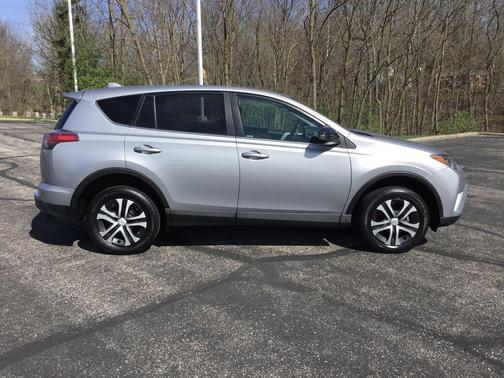 Silver Sky Metallic 2018 Toyota RAV4 LE